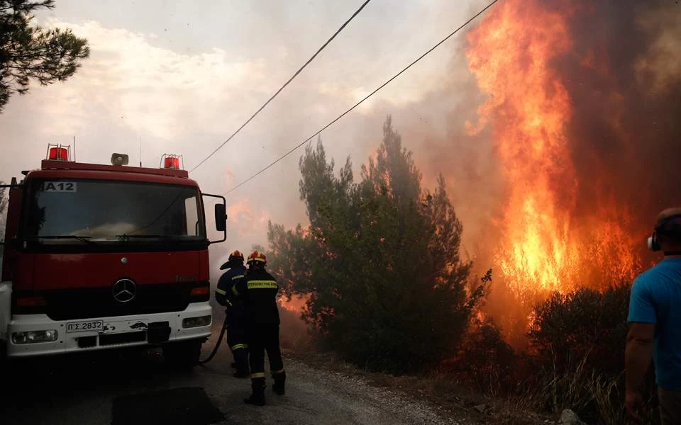 Πυρκαγιά στα Σπάτα: Ξεκίνησε από μία 72χρονη που άναψε γεννήτρια